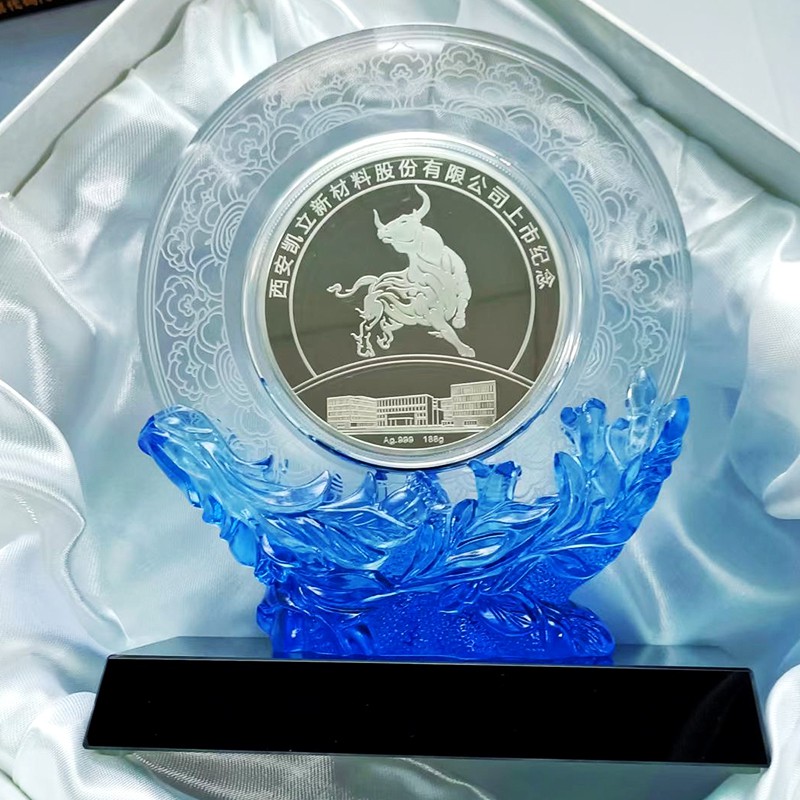企业上市纪念银币定制--配高档琉璃水晶摆件
